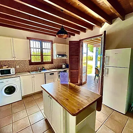 Schoenes Ferienhaus Mit Balkon In Chrysochous *