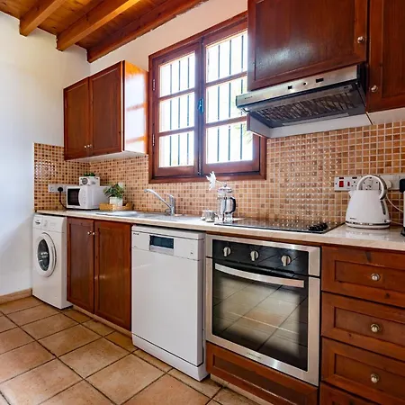 펜션 Schoenes Ferienhaus Mit Balkon In Chrysochous *